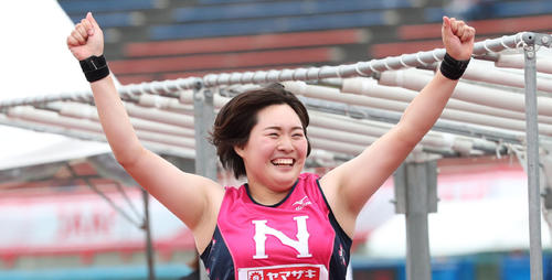 1回目で62メートル68の大会記録を更新した北口榛花は笑顔でガッツポーズ（撮影・梅根麻紀）