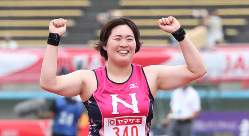 1回目で62メートル68の大会記録を更新した北口榛花は笑顔でガッツポーズ（撮影・梅根麻紀）