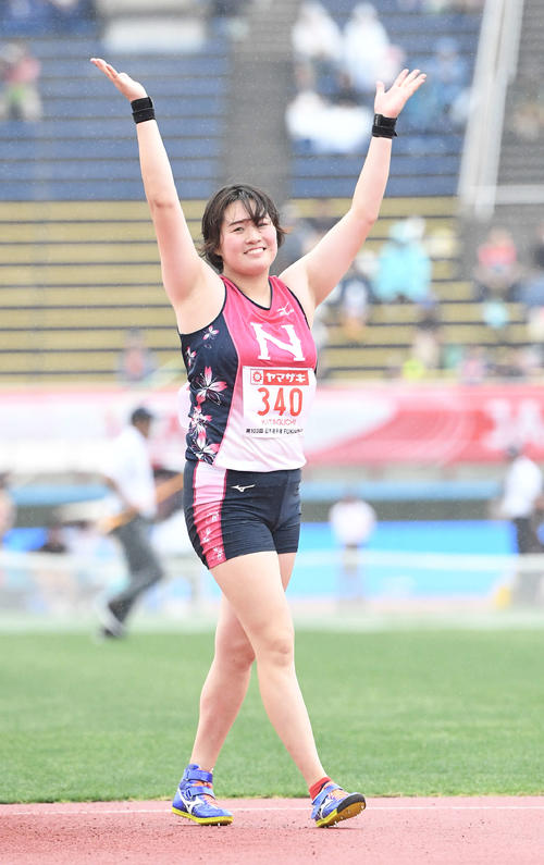 女子やり投げで優勝し、声援に応える北口（撮影・鈴木みどり）