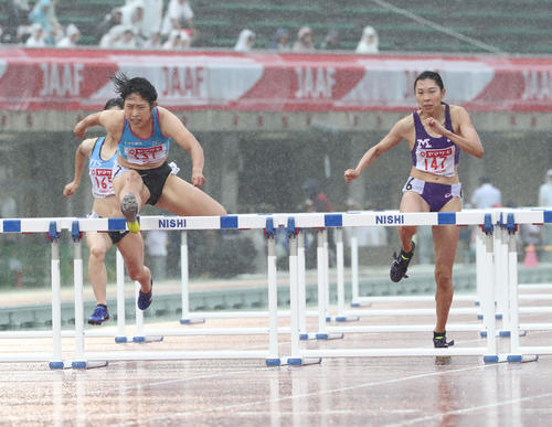女子100ハードル　予選2組　1着となった青木益未、右は藤森菜那（撮影・梅根麻紀）