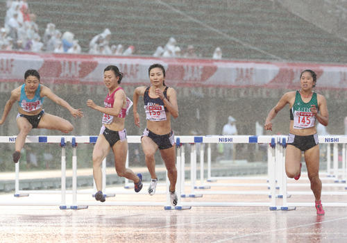 女子100ハードル　予選4組　1着となった木村文子（撮影・梅根麻紀）