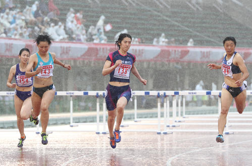 女子100ハードル　予選5組　1着となった紫村仁美（撮影・梅根麻紀）