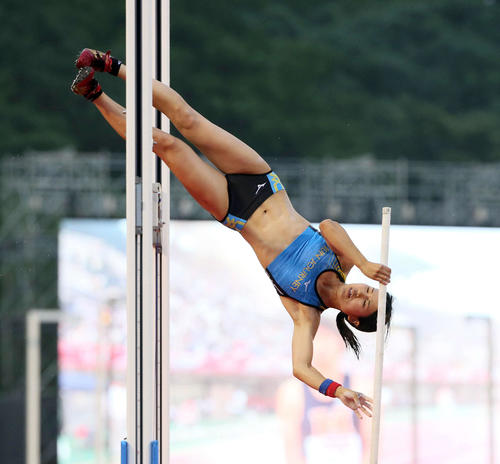 女子棒高飛び　優勝した那須真由（撮影・栗木一考）