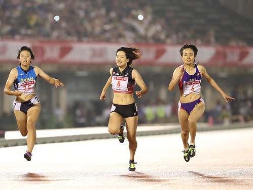 女子100メートル決勝　優勝した御家瀬緑（6番）左から2人目は土井杏南（撮影・梅根麻紀）