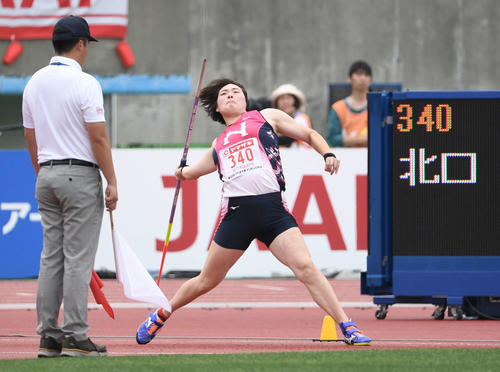 女子やり投げ決勝の1投目で大会記録を更新する北口（撮影・鈴木みどり）