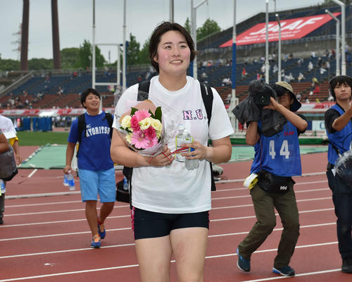 女子やり投げで優勝し、花束を手に移動する北口（撮影・鈴木みどり）