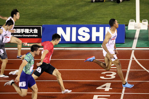 優勝したサニブラウン・ハキーム（右）（撮影・栗木一考）
