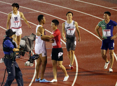 男子100m決勝　優勝したサニブラウン（左から2人目）は、桐生（同3人目）と健闘をたたえ合う（撮影・栗木一考）