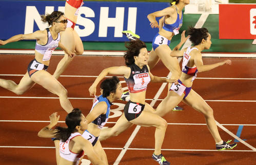 女子100m決勝　優勝した御家瀬（右）（撮影・栗木一考）