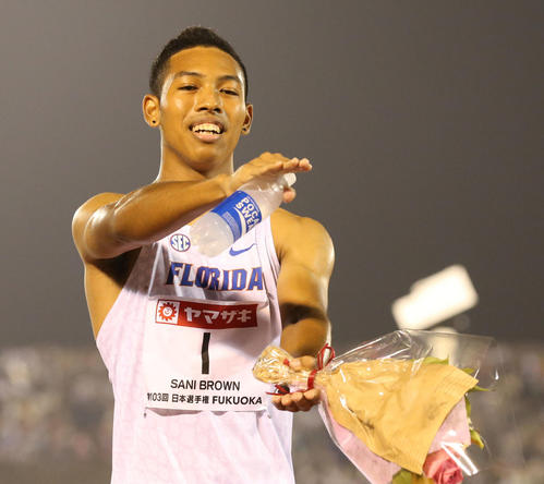 男子100メートル決勝　大会新記録で1着となったサニブラウン・アブデルハキームはポーズを決める（撮影・梅根麻紀）