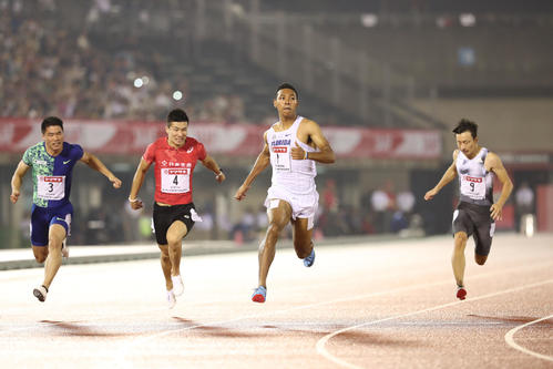 男子100メートル決勝　優勝したサニブラウン（右から2人目）。同3人目は桐生（撮影・梅根麻紀）