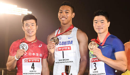 男子100メートルで優勝したサニブラウン(中央)は、2位の桐生、3位の小池とメダルを手に笑顔(撮影・鈴木みどり)