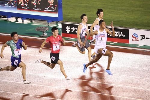 男子100m決勝 優勝したサニブラウン・ハキーム(撮影・栗木一考)=2019年6月28日、博多の森陸上競技場