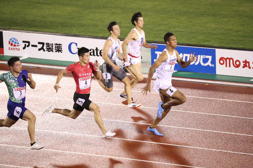 男子100m決勝 優勝したサニブラウン・ハキーム(撮影・栗木一考)=2019年6月28日、博多の森陸上競技場