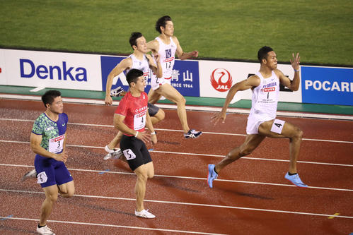 男子100m決勝 優勝したサニブラウン・ハキーム(撮影・栗木一考)=2019年6月28日、博多の森陸上競技場