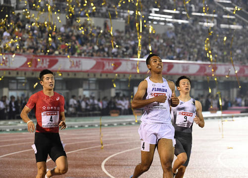 男子100メートルで優勝したサニブラウン(中央)(撮影・鈴木みどり)