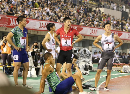 男子100メートル決勝 大会新記録で1着となったサニブラウン・アブデルハキームを見つめる桐生祥秀ら(撮影・梅根麻紀)