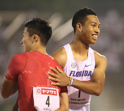 男子100メートル決勝 大会新記録で1着となったサニブラウン・アブデルハキームは桐生祥秀に祝福される(撮影・梅根麻紀)=2018年6月28日、博多の森陸上競技場