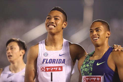 男子100メートル決勝 大会新記録で1着となったサニブラウン・アブデルハキームはケンブリッジ飛鳥に祝福される(撮影・梅根麻紀)
