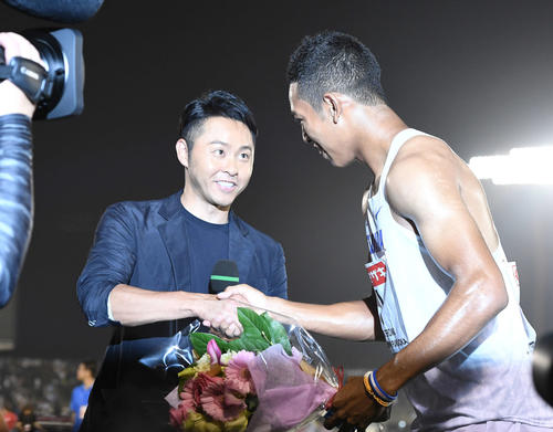 男子100メートルで優勝したサニブラウン(右)は北島氏と握手(撮影・鈴木みどり)