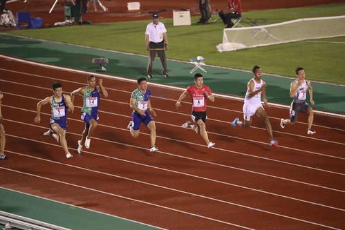 男子100m決勝 優勝したサニブラウン・ハキーム(撮影・栗木一考)=2019年6月28日、博多の森陸上競技場