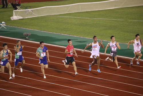 男子100m決勝 優勝したサニブラウン・ハキーム(撮影・栗木一考)=2019年6月28日、博多の森陸上競技場