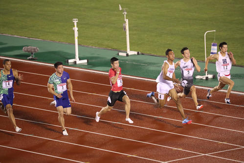 男子100m決勝 優勝したサニブラウン・ハキーム(撮影・栗木一考)=2019年6月28日、博多の森陸上競技場