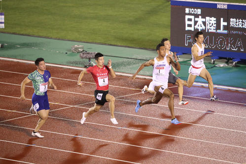 男子100m決勝 優勝したサニブラウン・ハキーム(撮影・栗木一考)=2019年6月28日、博多の森陸上競技場