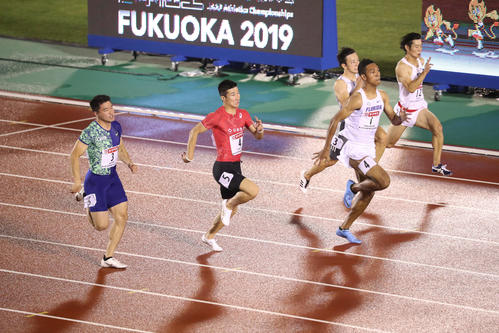 男子100m決勝 優勝したサニブラウン・ハキーム(撮影・栗木一考)=2019年6月28日、博多の森陸上競技場
