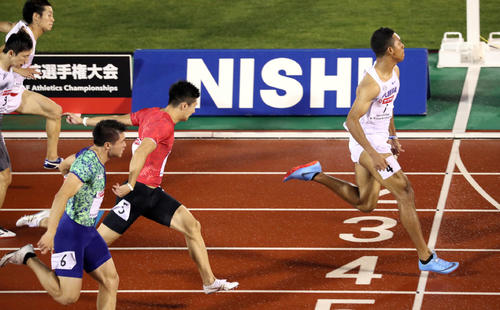 男子100m決勝　優勝したサニブラウン（右）（撮影・栗木一考）
