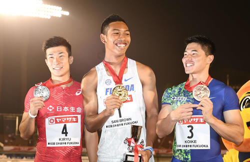 男子100メートルで優勝したサニブラウン（中央）は、2位の桐生、3位の小池とメダルを手に笑顔（撮影・鈴木みどり）