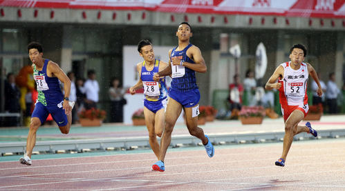 男子200m予選3組　1着で通過したサニブラウン・ハキーム（中央）（撮影・栗木一考）
