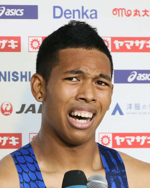 男子200m予選3組　1着で通過したサニブラウン・ハキームはインタビューで納得のいかない表情を見せる（撮影・栗木一考）
