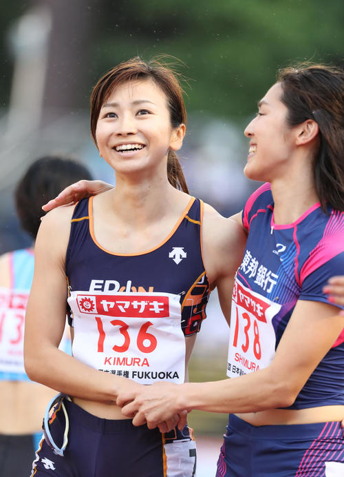 女子100メートル障害で優勝した木村（左）は紫村（右）に祝福される（撮影・梅根麻紀）