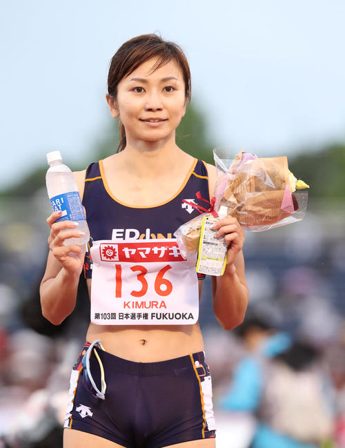 女子100メートルハードル　決勝　優勝した木村文子は笑顔（撮影・梅根麻紀）