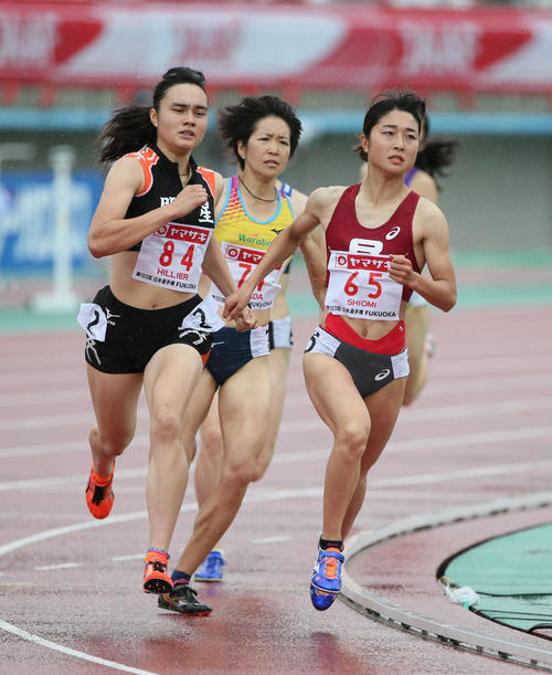 女子800m予選3組　1着で予選を通過した塩見綾乃（右）（撮影・栗木一考）