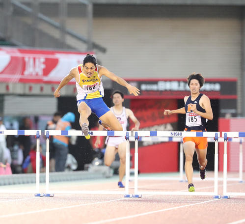 男子400メートル障害決勝　後続を離す安部（中央）（撮影・梅根麻紀）