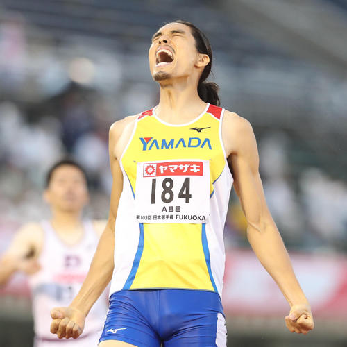 男子400メートル障害決勝　優勝した安部は歓喜の雄たけびを上げる（撮影・梅根麻紀）