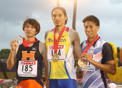 男子400メートルハードル　決勝　優勝した安部孝駿（中央）（撮影・梅根麻紀）