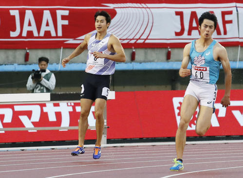 男子200メートル予選　途中棄権した飯塚翔太（左）（共同）