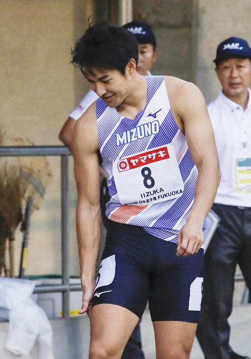男子200メートル予選を途中棄権した飯塚翔太（共同）