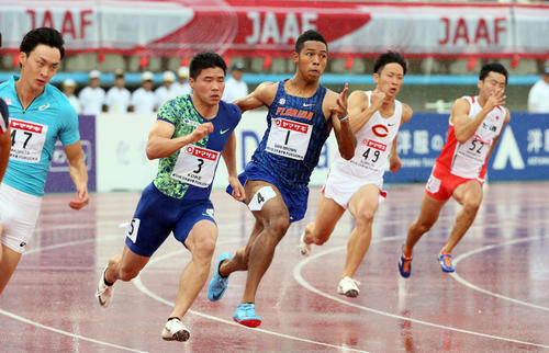男子200メートル決勝　優勝したサニブラウン・ハキーム（中央）（撮影・栗木一考）