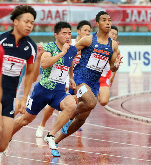 男子200メートル決勝　優勝したサニブラウン・ハキーム（右）（撮影・栗木一考）