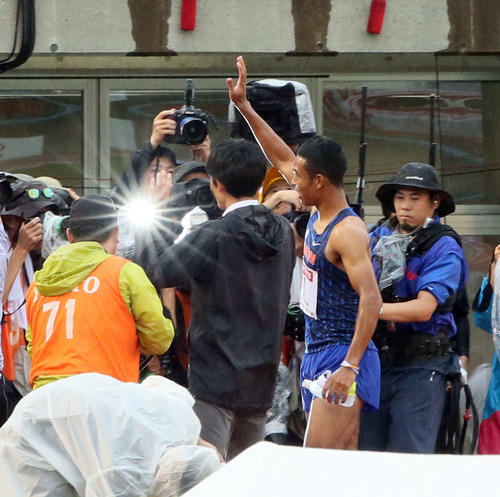 男子200メートル決勝　優勝したサニブラウン・ハキームは声援に応える（撮影・栗木一考）