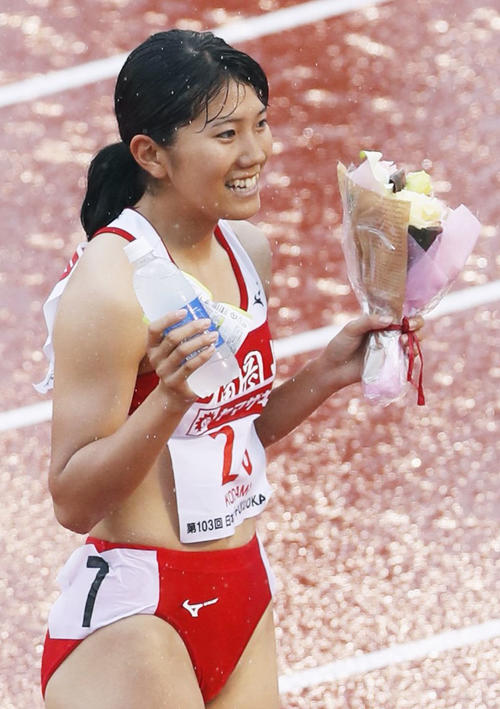 女子200メートルで優勝し笑顔の児玉芽生（共同）