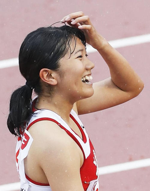 女子200メートルで優勝し笑顔の児玉芽生（共同）