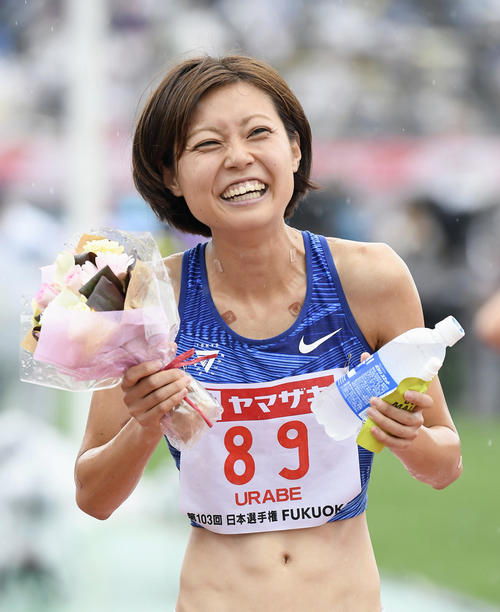 女子800メートルで優勝し、笑顔でポーズをとる卜部蘭（共同）
