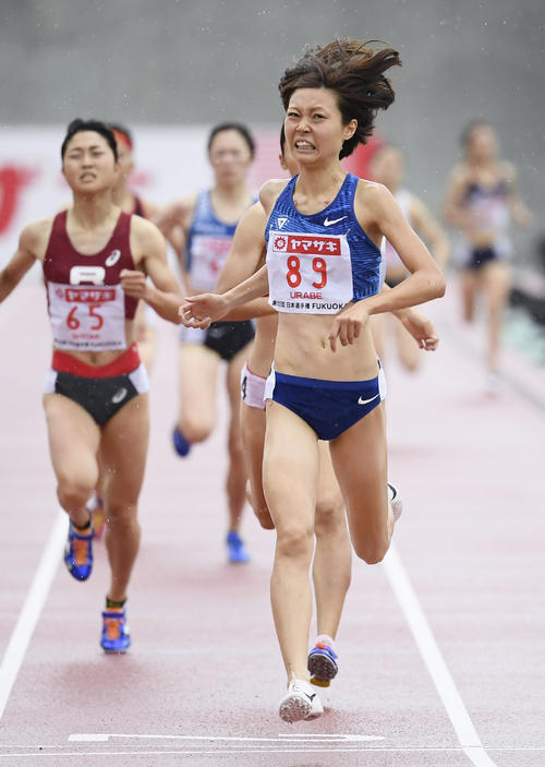 女子800メートル決勝　2分2秒74で優勝した卜部蘭（手前）