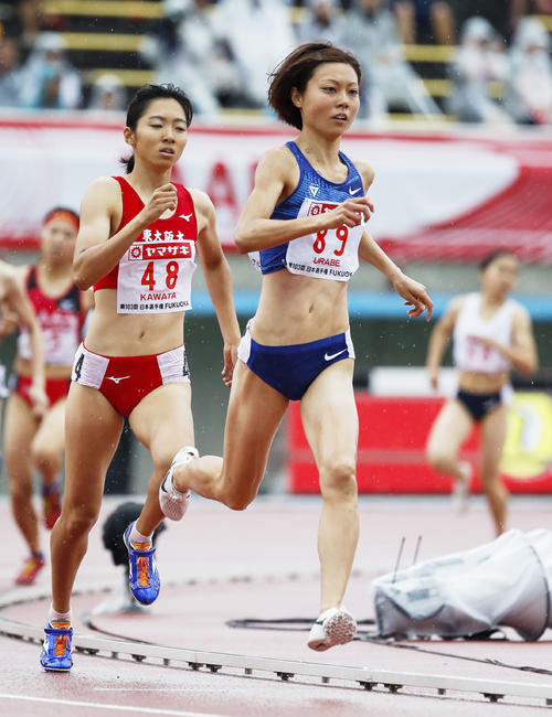 女子800メートル決勝　力走する2分2秒74で優勝した卜部蘭（右）と2位の川田朱夏
