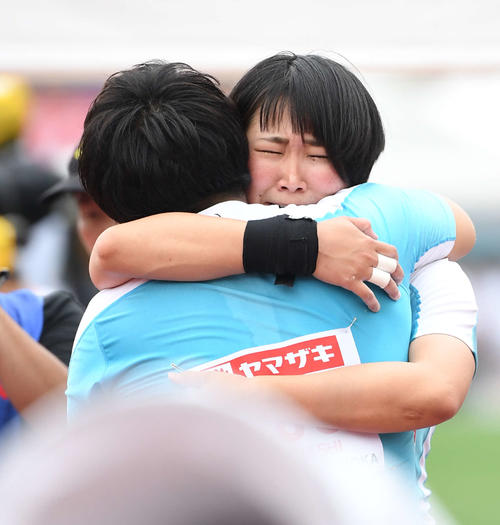 女子砲丸投げで優勝した郡菜々佳（右）は2位の高橋由華と泣きながら抱き合う（撮影・鈴木みどり）